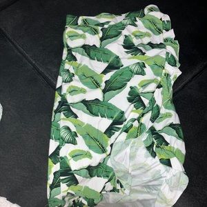 Forever 21 Super cute skirt never worn to small has super cute design & fitted!